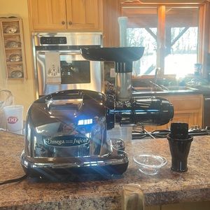 Omega J8006 Fruit and Vegetable Juicer